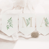 Guirnalda personalizada con el nombre de la Colección Inicial Comunión, letras en color beis decoradas con ramas de olivo. 