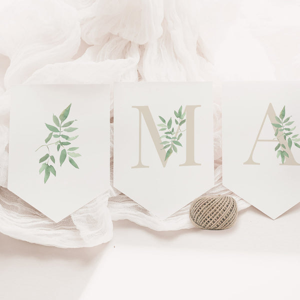 Guirnalda personalizada con el nombre de la Colección Inicial Comunión, letras en color beis decoradas con ramas de olivo. 