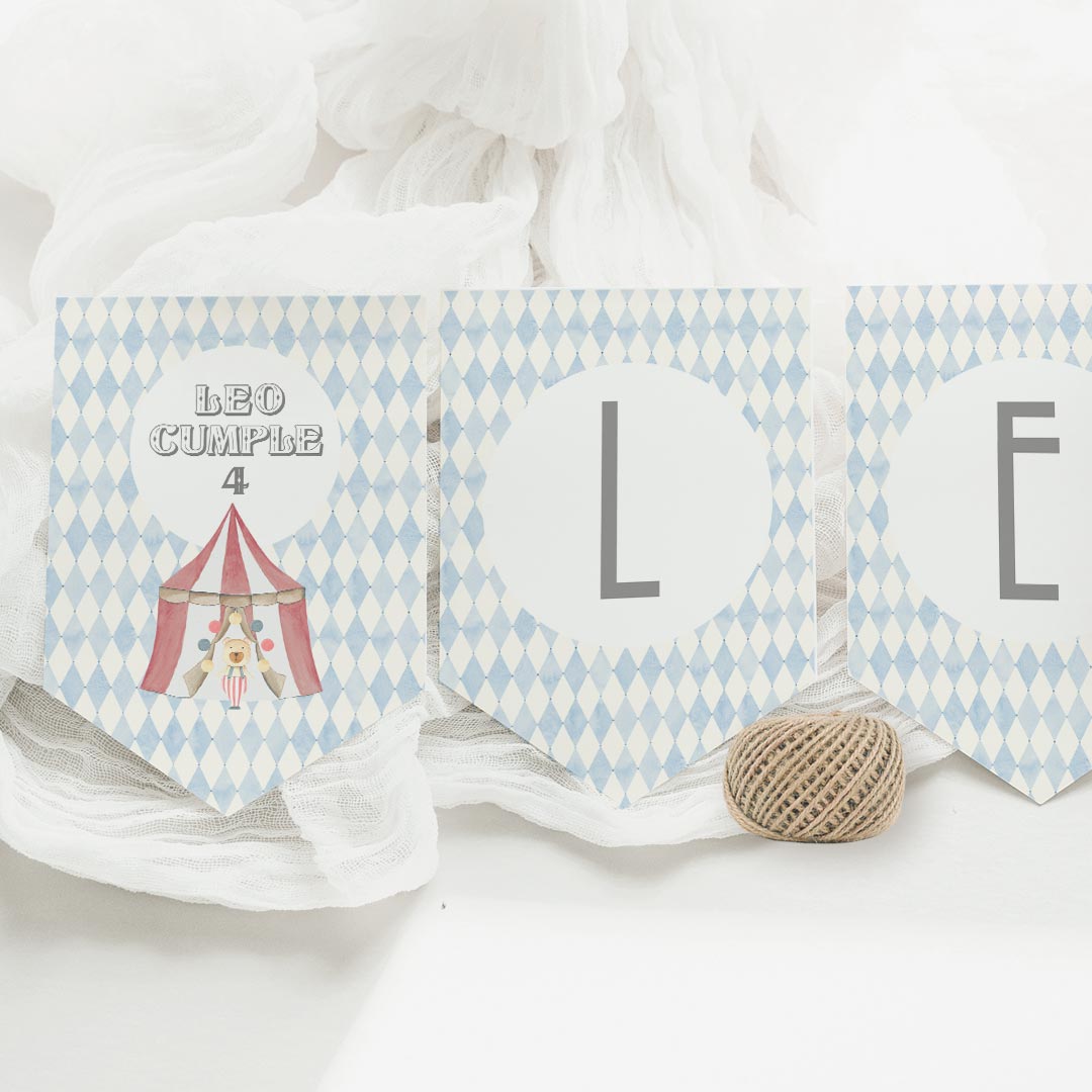 Guirnalda de cumpleaños personalizada temática circo con banderines de nombre y estampado de rombos azules
