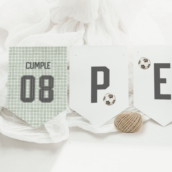 Guirnalda de cumpleaños personalizada temática fútbol con banderines de nombre y balón sobre estampado vichy verde