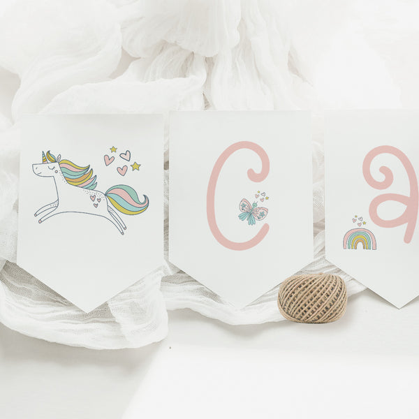 Guirnalda de cumpleaños personalizada temática unicornio con banderines de nombre en tonos pastel