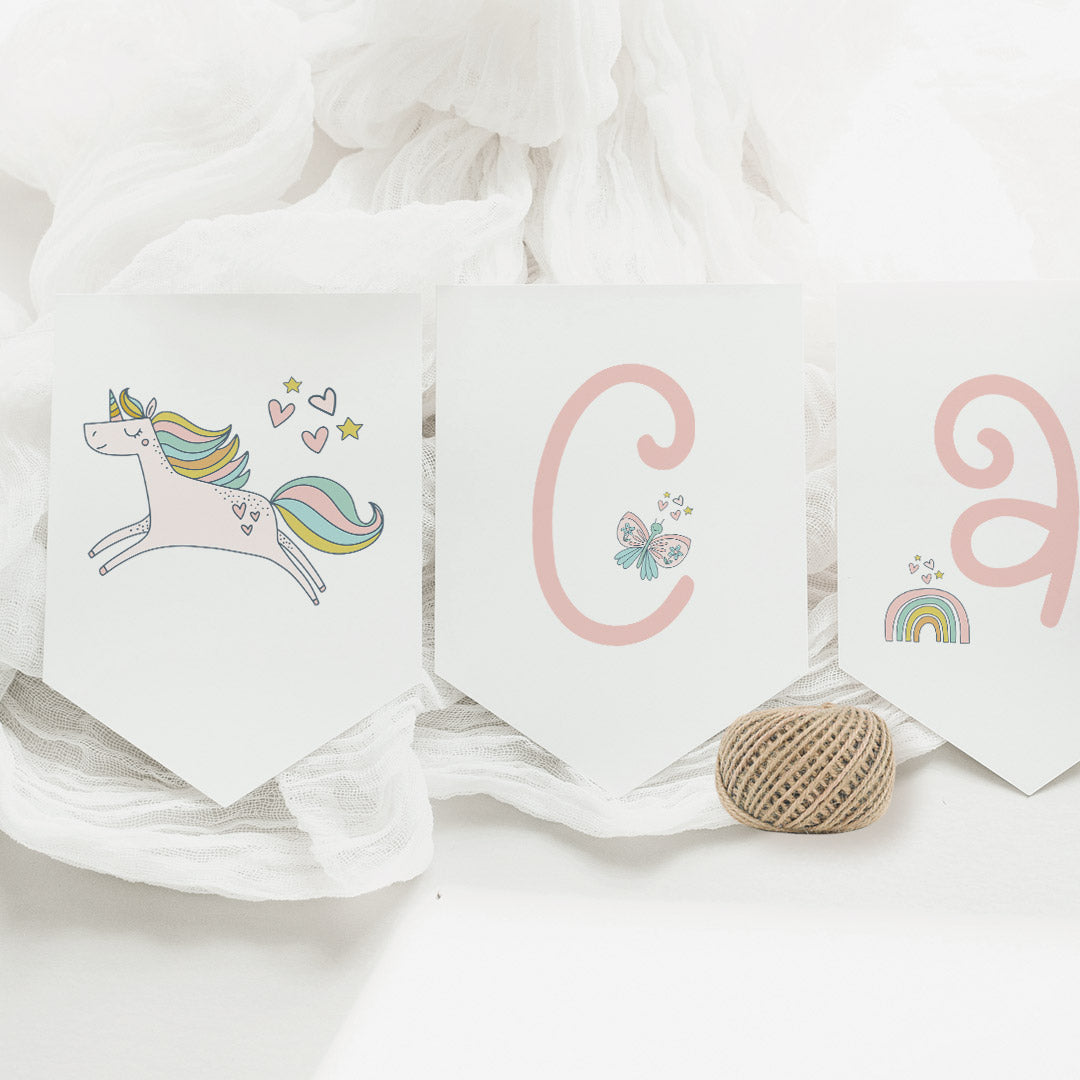 Guirnalda de cumpleaños personalizada temática unicornio con banderines de nombre en tonos pastel
