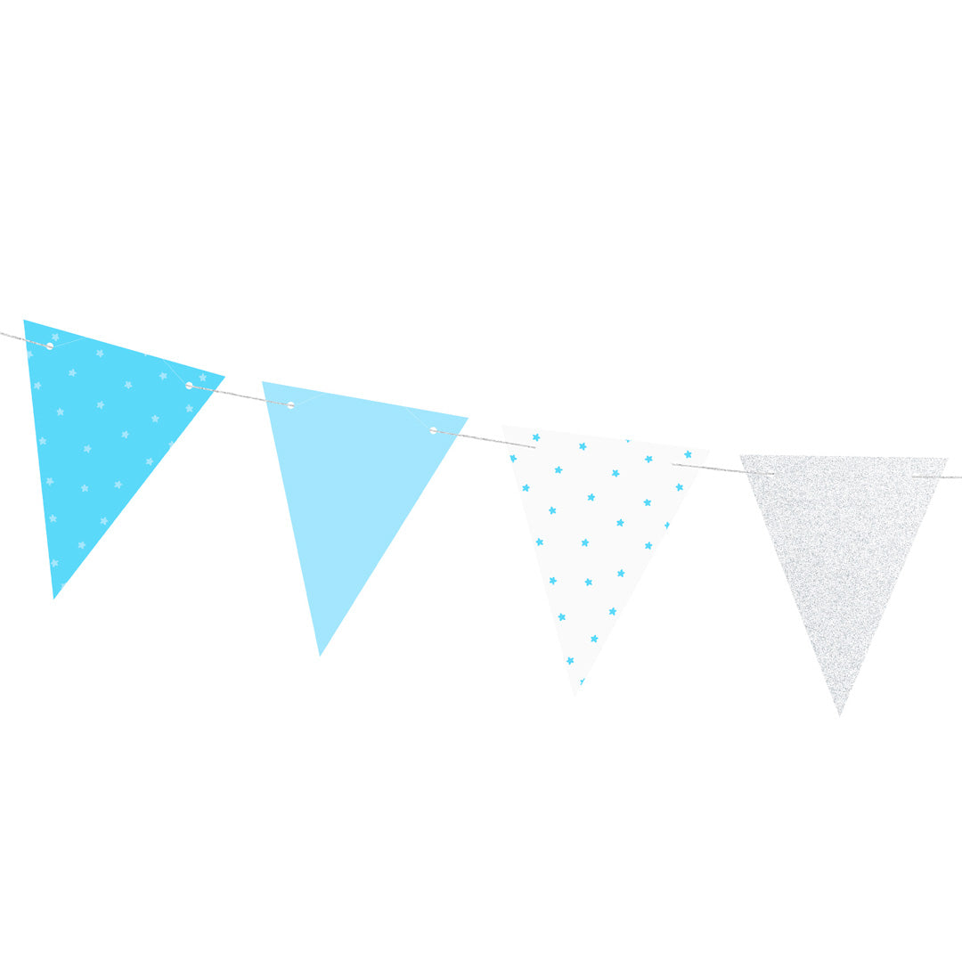 Detalle de la guirnalda para fiestas y celebraciones y tonos azul y plata. 