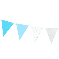 Detalle de la guirnalda para fiestas y celebraciones y tonos azul y plata. 