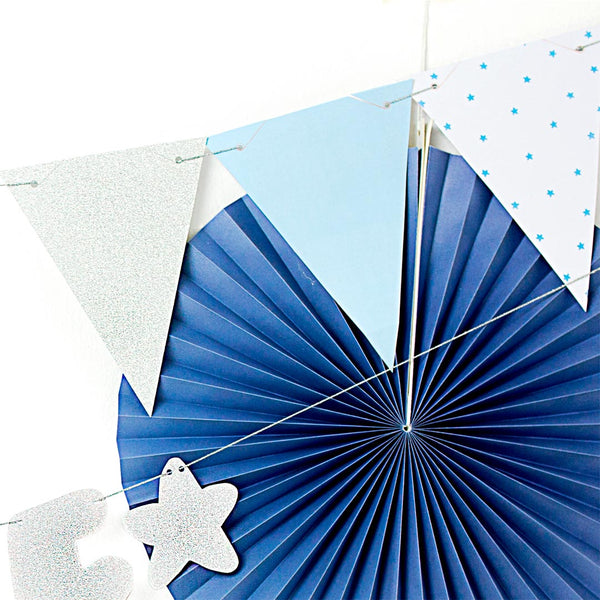 Guirnalda para fiestas y celebraciones y tonos azul y plata. 