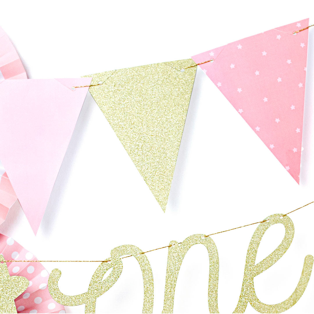 Guirnalda para fiestas y celebraciones y tonos rosa y dorado. 