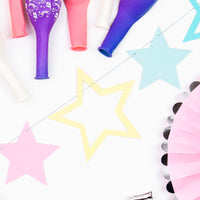 Guirnalda de estrellas en tonos pastel (lila, rosa, azul y amarillo) con cuerda de 2 metros. Ideal para fiestas y cumpleaños.