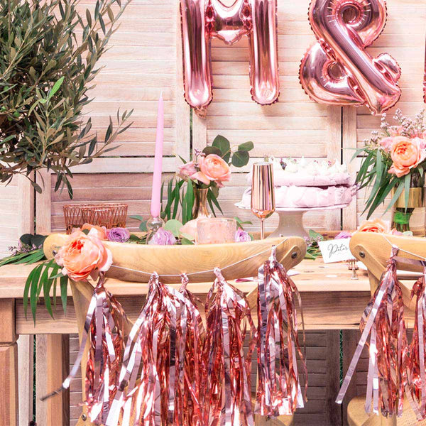 Guirnalda flecos oro rosa. Decoración de sillas