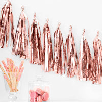 Guirnalda flecos oro rosa detalle. 