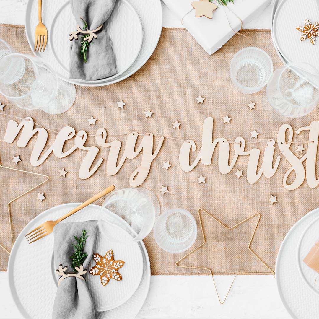 Guirnalda de madera con texto Merry Christmas colgada con cordel de lino