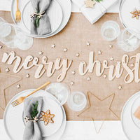 Guirnalda de madera con texto Merry Christmas colgada con cordel de lino