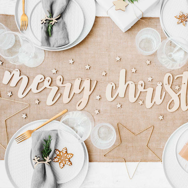 Guirnalda de madera con texto Merry Christmas colgada con cordel de lino