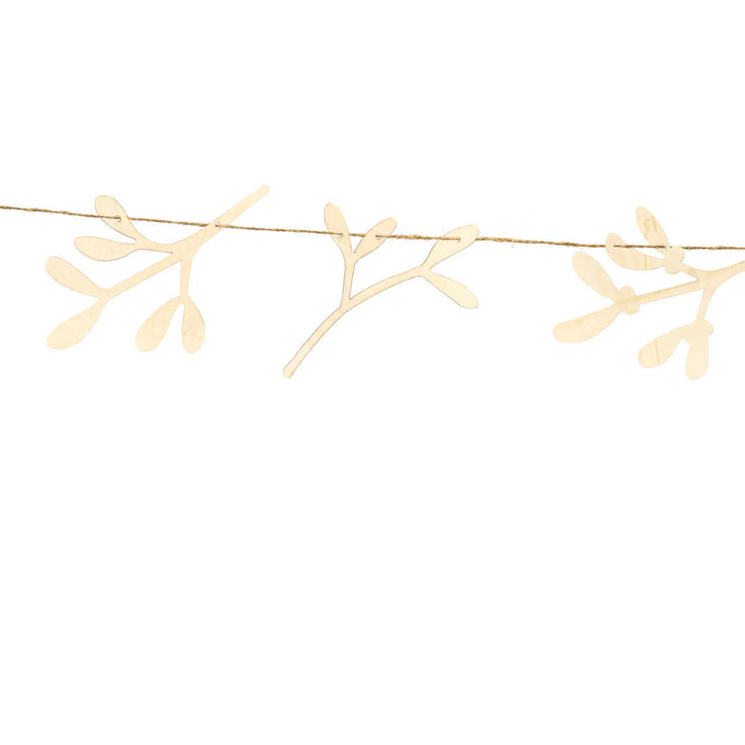 Detalle de ramitas de muérdago de madera sobre fondo natural