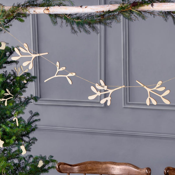 Guirnalda de madera con diseño de muérdago y cuerda de lino