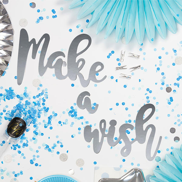 Guirnalda decorativa “Make a Wish” en papel espejo plateado. Incluye cuerda de 2 metros con decoración azul.