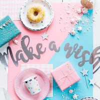 Guirnalda decorativa “Make a Wish” en papel espejo plateado. Incluye cuerda de 2 metros.