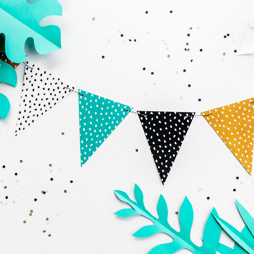 Guirnalda de topos con banderines en negro, blanco, azul y amarillo. Incluye 8 piezas y cuerda de 2 metros.