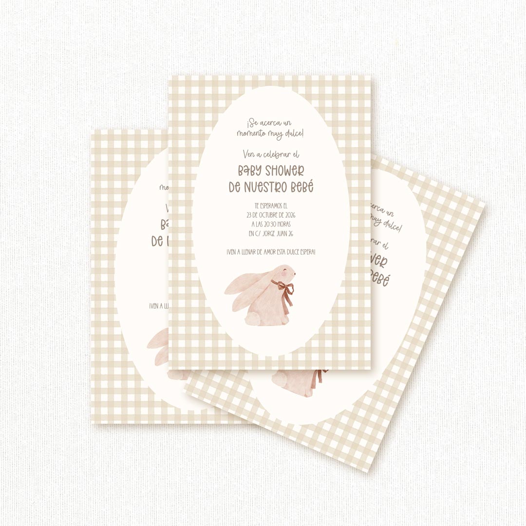 Invitación de baby shower personalizada con estampado vichy beige y conejito ilustrado con lazo sin nombre del bebé