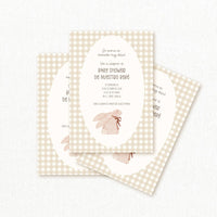 Invitación de baby shower personalizada con estampado vichy beige y conejito ilustrado con lazo sin nombre del bebé