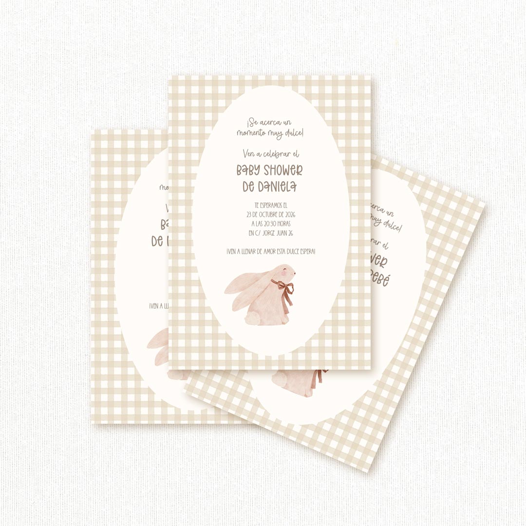 Invitación de baby shower personalizada con estampado vichy beige y conejito ilustrado con lazo