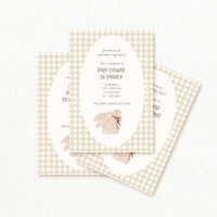 Invitación de baby shower personalizada con estampado vichy beige y conejito ilustrado con lazo