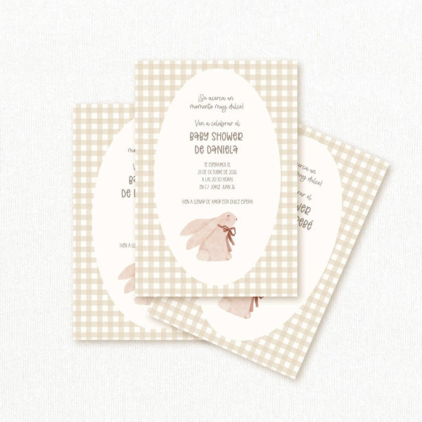 Invitación de baby shower personalizada con estampado vichy beige y conejito ilustrado con lazo