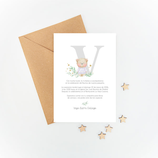 Invitación con sobre kraft para bautizo de la colección inicial osito. 