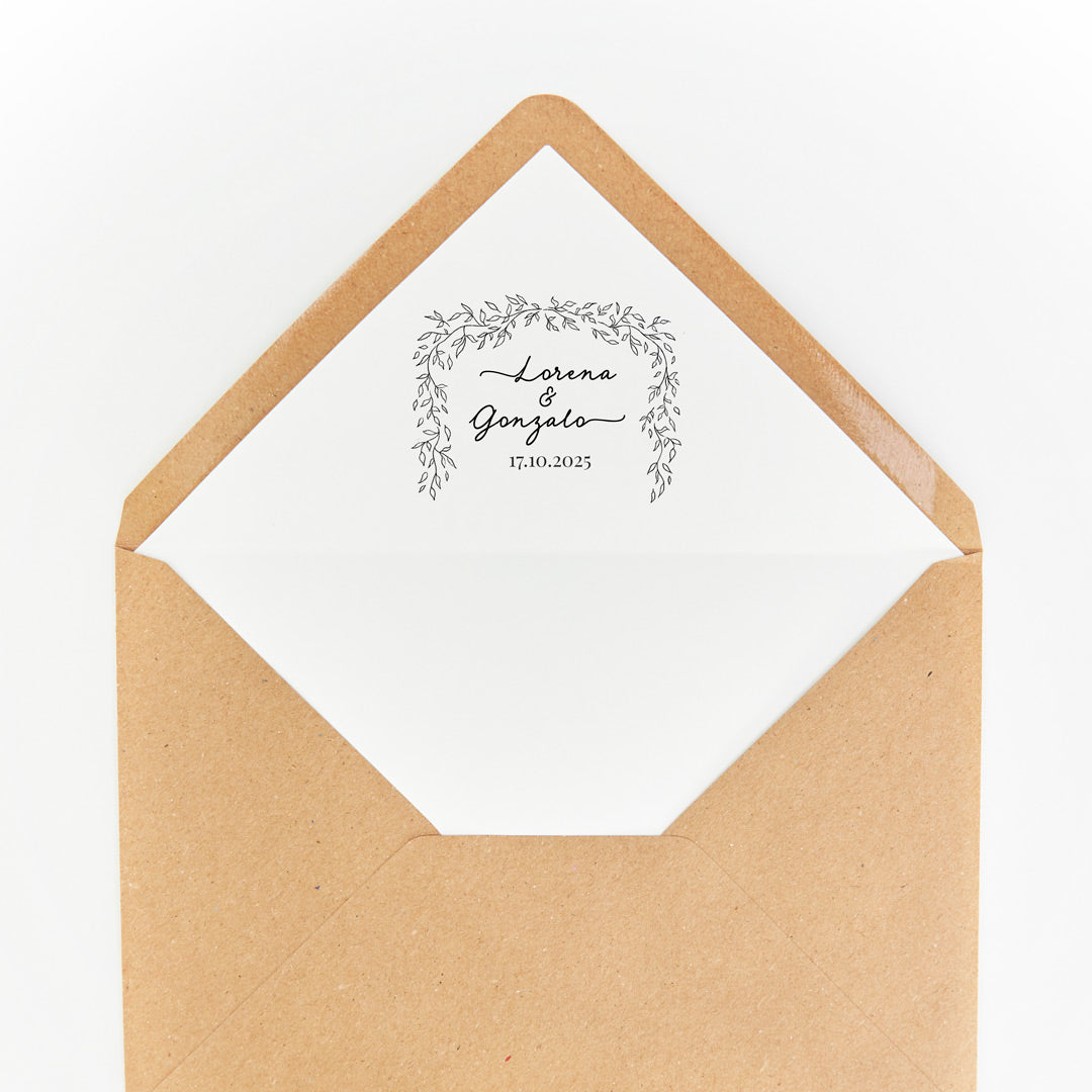 Sobre kraft personalizado de la invitación de boda colección bosque secreto. 