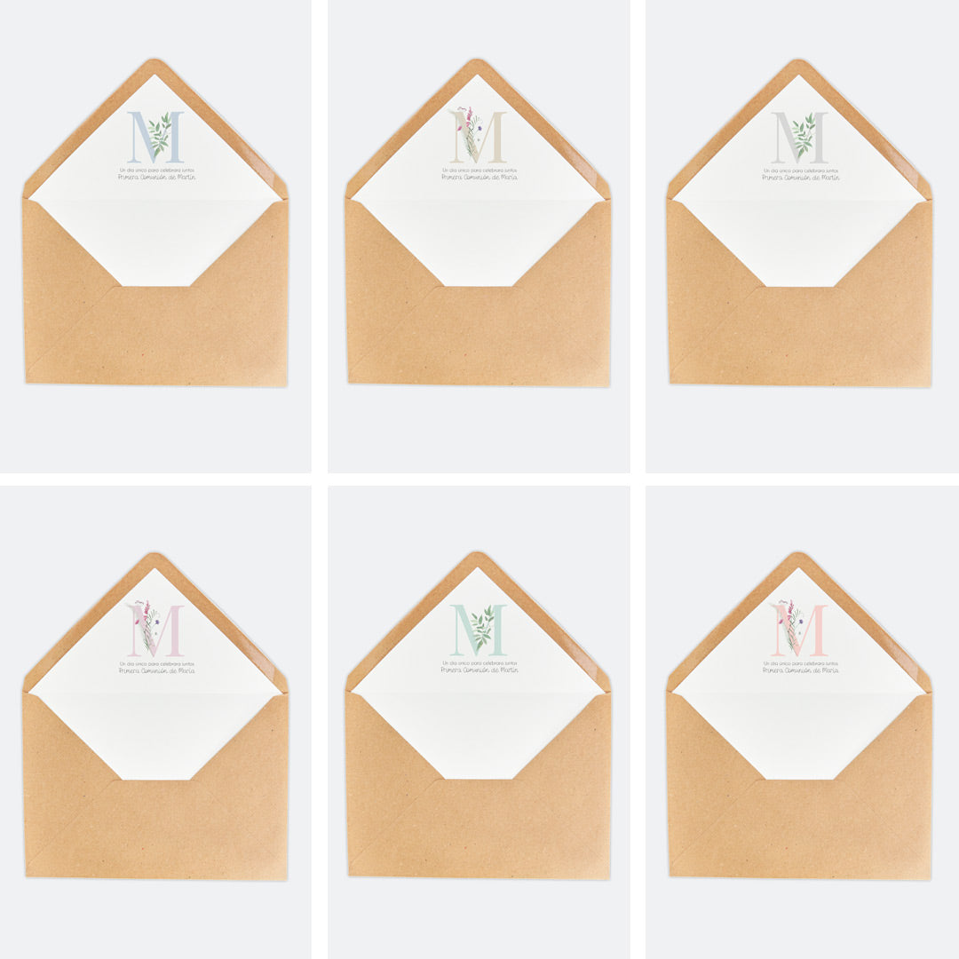 Opciones de diseño para los sobres personalizados de la invitación de comunión de la colección inicial.