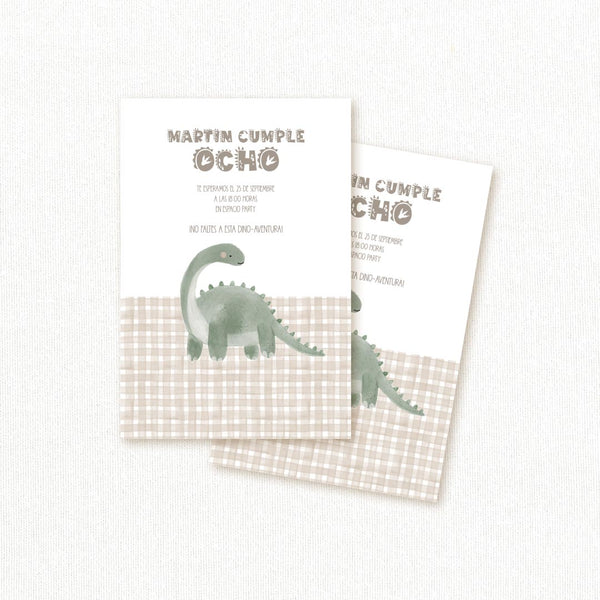 Invitación de cumpleaños personalizada temática dinosaurio con estampado vichy beige y dinosaurio verde ilustrado, nombre y edad del niño