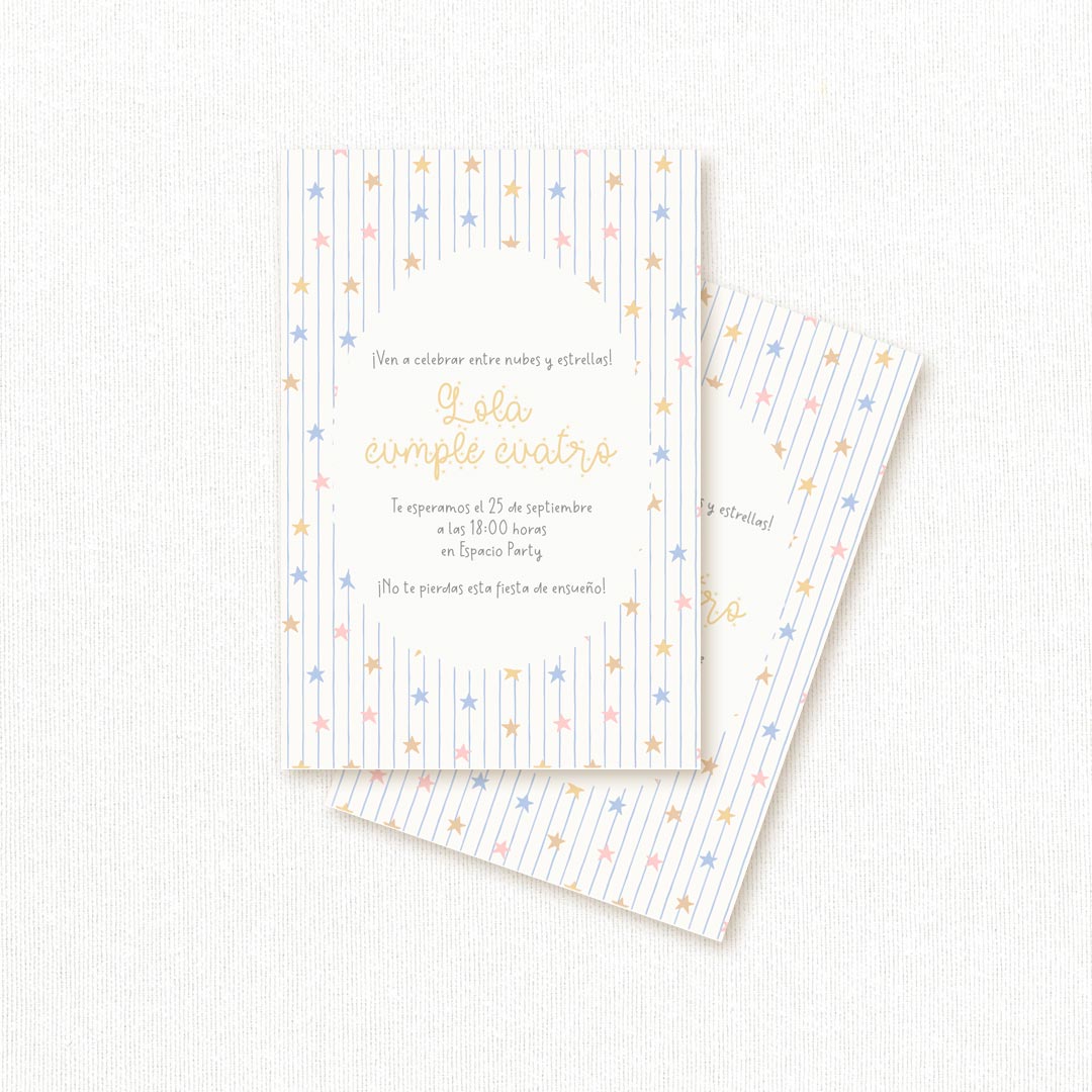 Invitación de cumpleaños personalizada temática nubes y estrellas con estrellitas pastel sobre fondo de rayas, nombre y edad de la niña