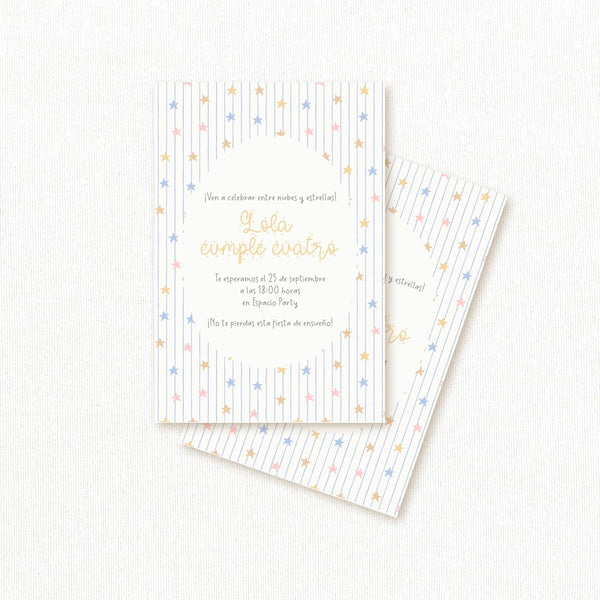 Invitación de cumpleaños personalizada temática nubes y estrellas con estrellitas pastel sobre fondo de rayas, nombre y edad de la niña