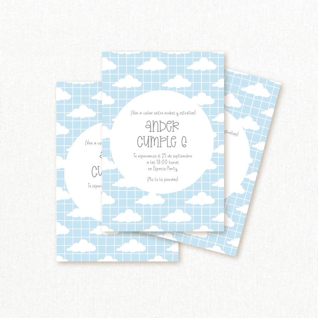 Invitación de cumpleaños personalizada temática nubes con fondo de cuadrícula azul, nombre y edad del niño