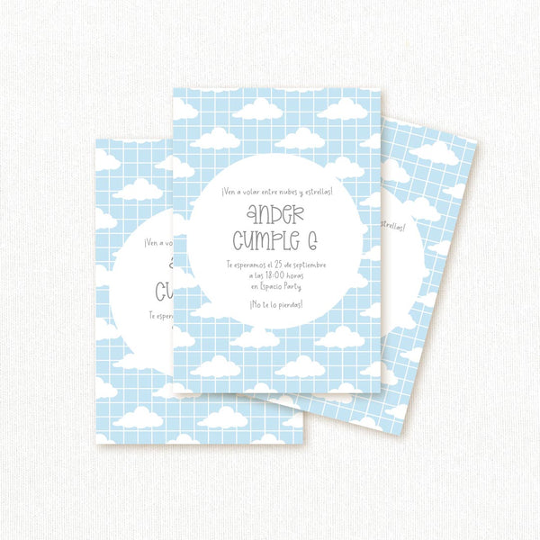 Invitación de cumpleaños personalizada temática nubes con fondo de cuadrícula azul, nombre y edad del niño
