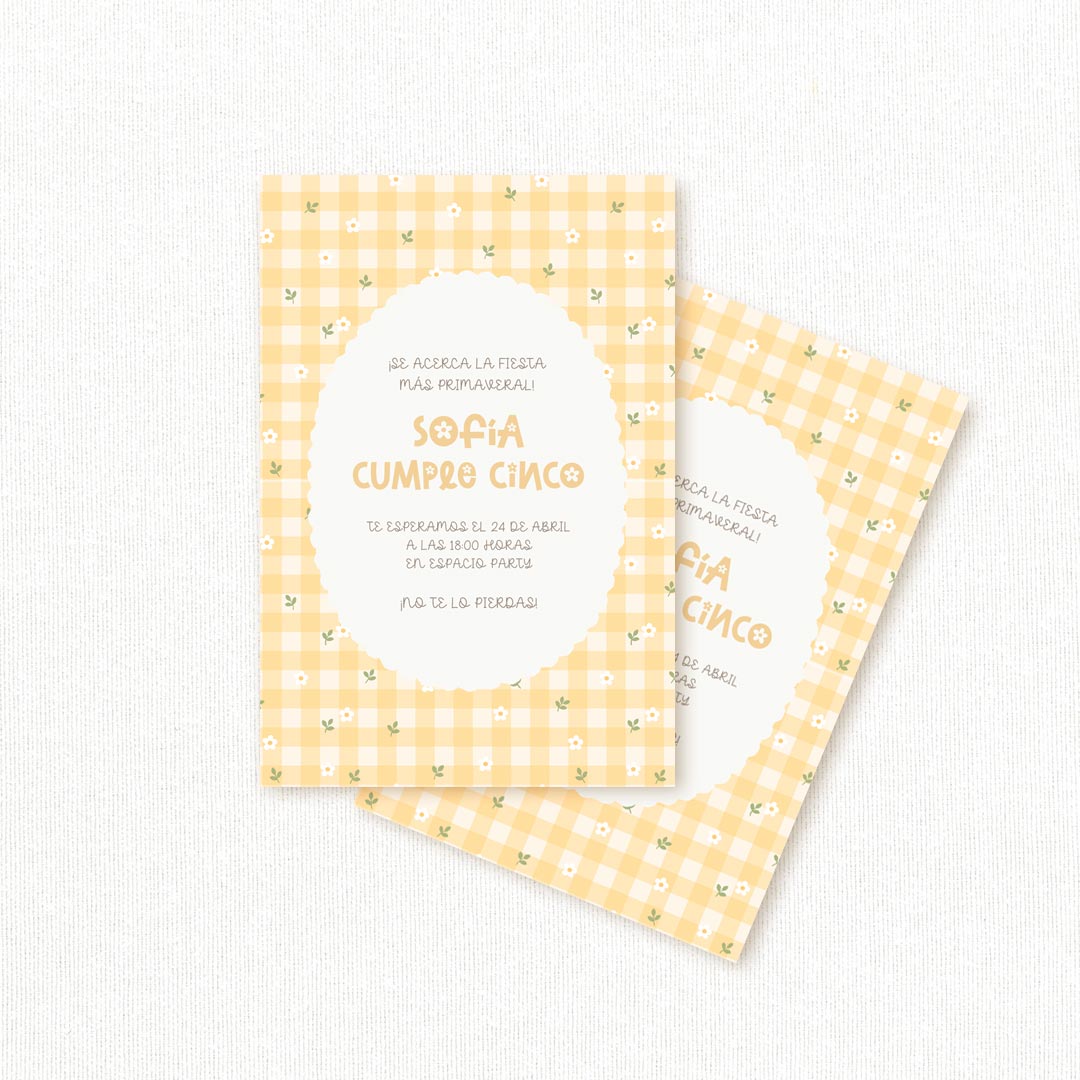 Invitación de cumpleaños personalizada temática primavera con estampado vichy amarillo y margaritas, nombre y edad de la niña