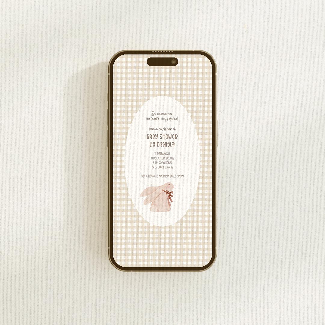 Invitación digital de baby shower personalizada en formato PDF/JPG con conejito ilustrado sobre estampado vichy beige
