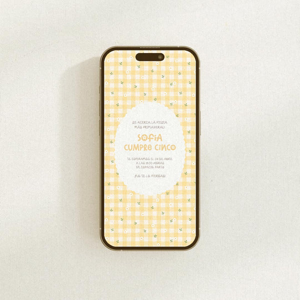 Invitación digital de cumpleaños primavera personalizada en formato PDF/JPG con estampado vichy amarillo y margaritas