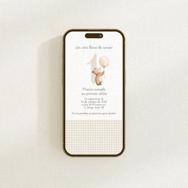 Invitación digital de primer cumpleaños personalizada en formato PDF/JPG con osito y fondo de cuadros vichy beige