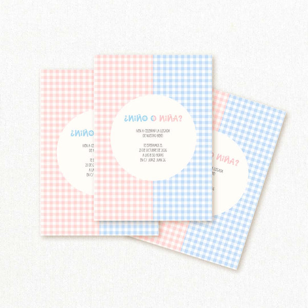 Invitación de revelación de género personalizada con estampado vichy partido en rosa y azul y el texto "¿Niño o niña?"