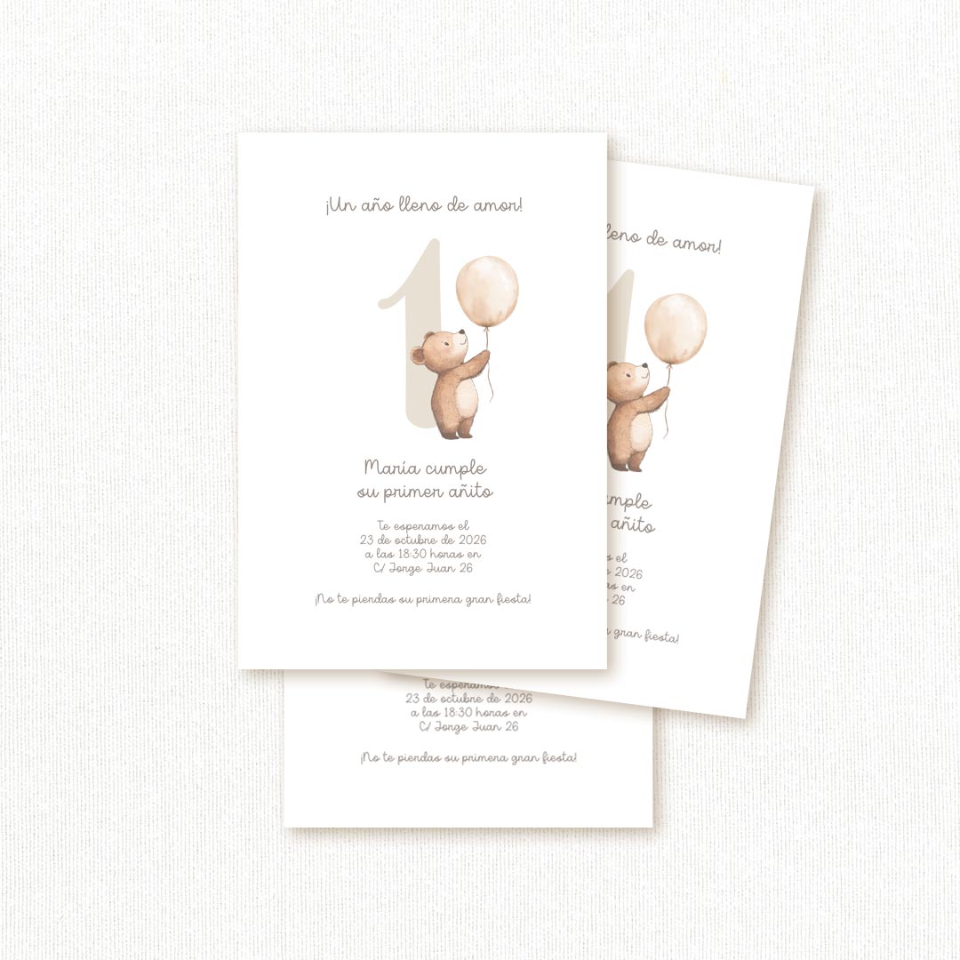 Invitación de primer cumpleaños personalizada con osito sujetando un globo y el número 1