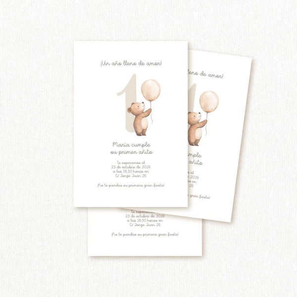 Invitación de primer cumpleaños personalizada con osito sujetando un globo y el número 1