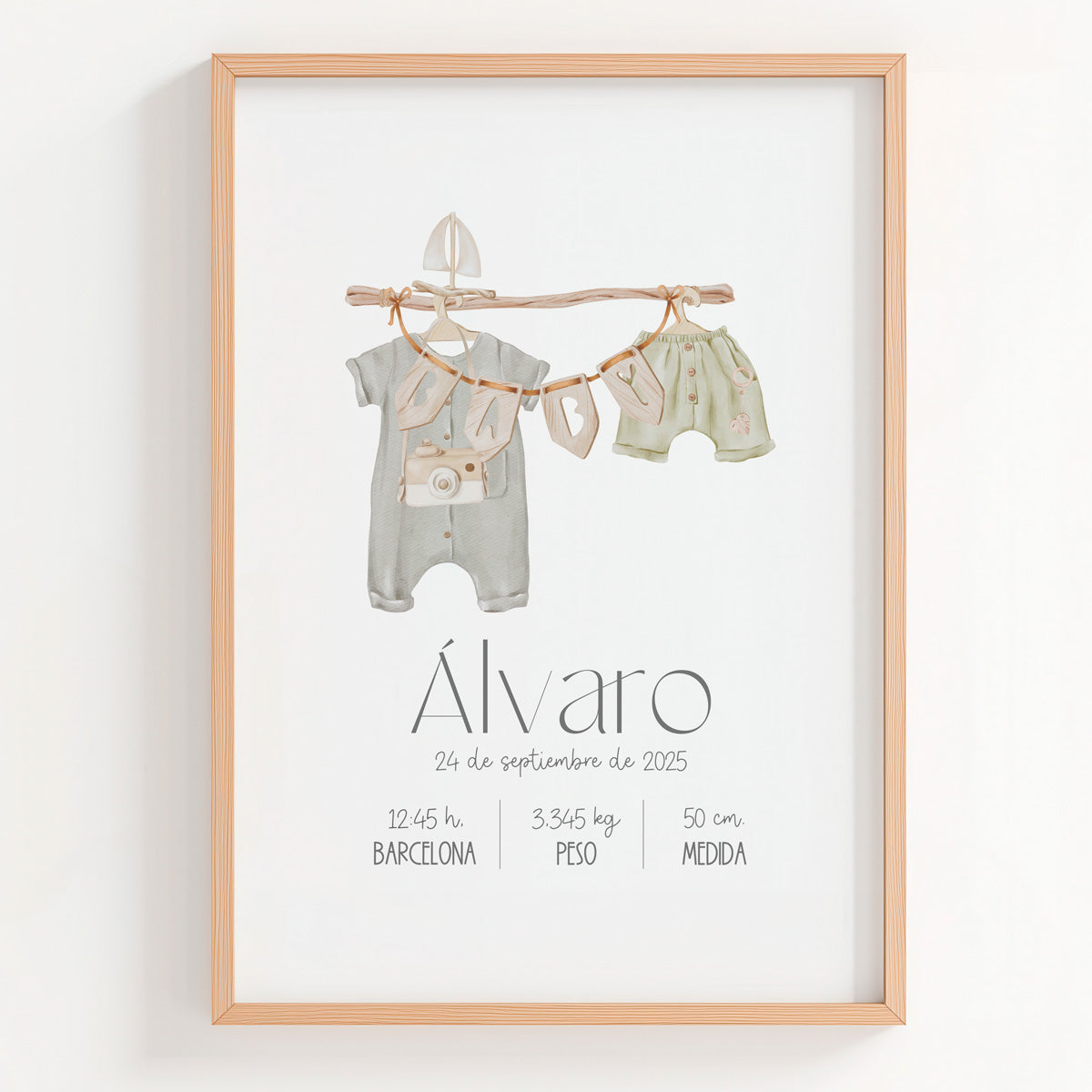 Lámina natalicio MiCanastilla con ropa de niño en estilo boho neutro y datos de nacimiento del bebé
