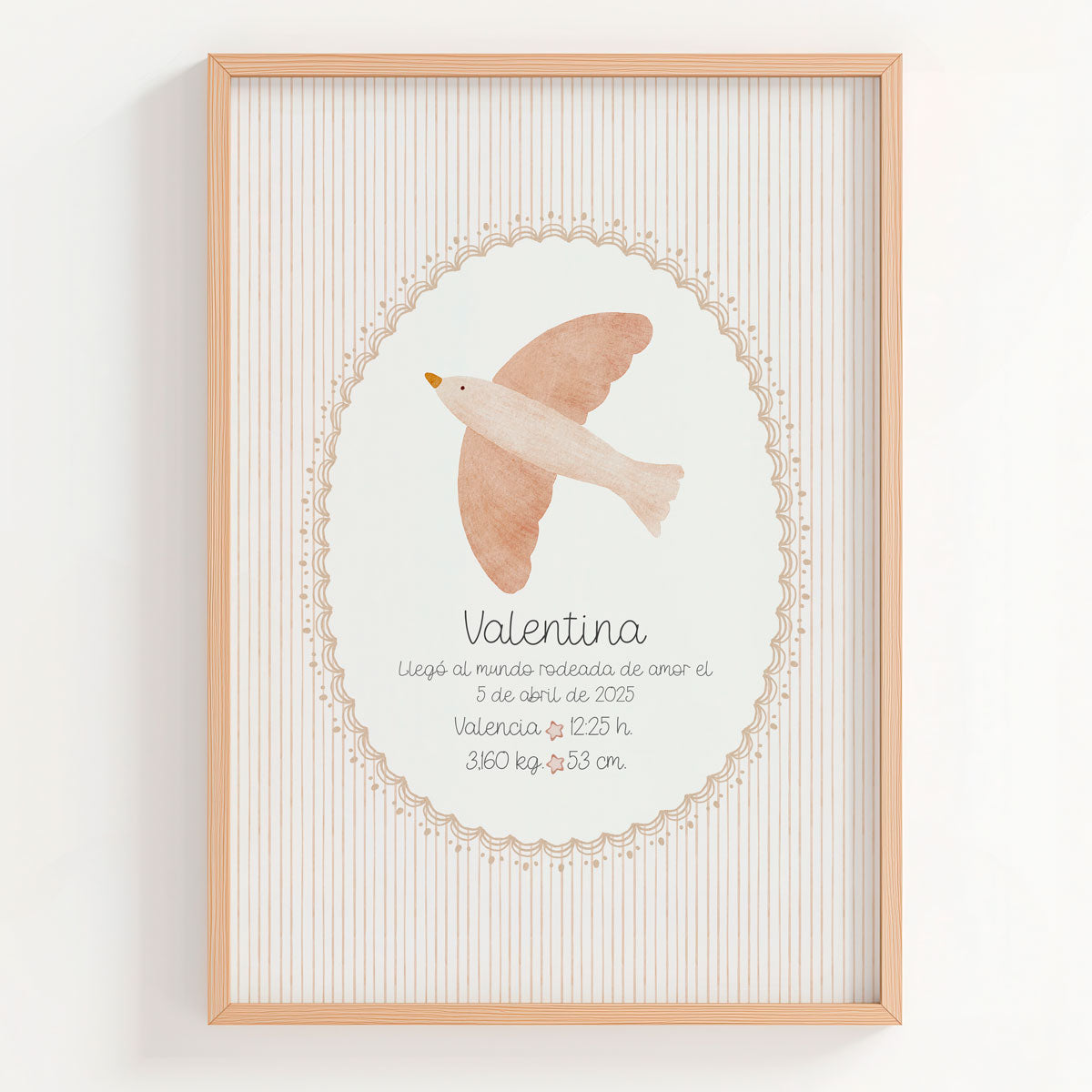 Lámina natalicio MiLlegada con pajarito en fondo de rayas en tonos neutros y datos de nacimiento del bebé