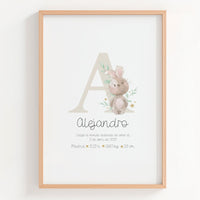 Lámina natalicio personalizada con inicial conejito en color beis