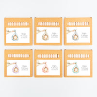 opciones de color de la caja de lápices de colores como detalles para niños de bautizo de la colección cigüeña. 