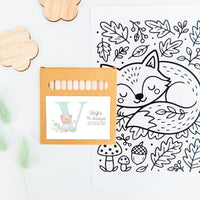 caja de lápices de colores como detalles para niños de bautizo de la colección inicial. 