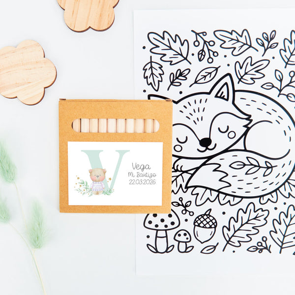 caja de lápices de colores como detalles para niños de bautizo de la colección inicial. 