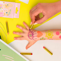 Set de 6 lápices de pintura facial en colores neón: rosa, naranja, rojo, verde, amarillo y violeta