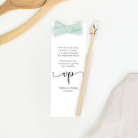 Marcapáginas con lápiz de la colección Eterna en diseño negro con iniciales elegantes de los novios, detalle de boda para niños