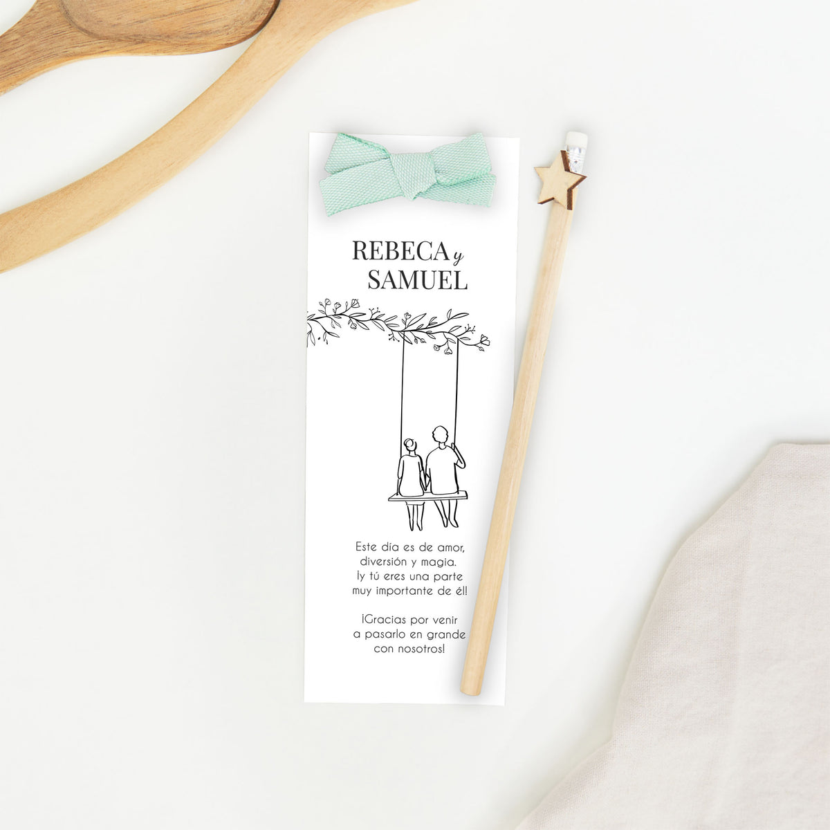 Marcapáginas con lápiz de la colección Susurros en diseño negro con pareja en columpio, detalle para niños en boda